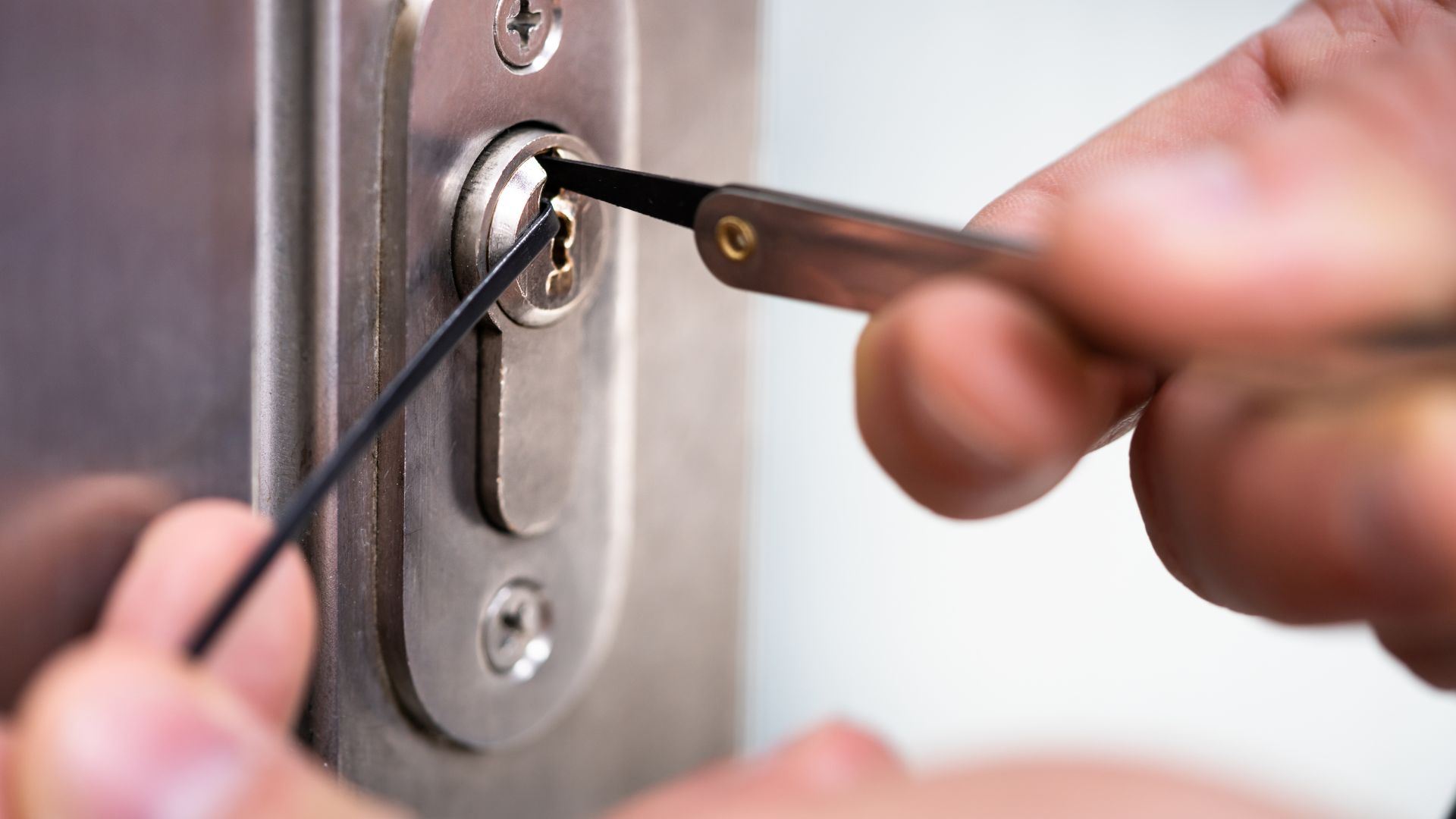 Picking lock locksmith Picking lock locksmith